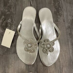 NWT Vintage metallic flip flops from Mervyn’s, size 8, silver flower on toe